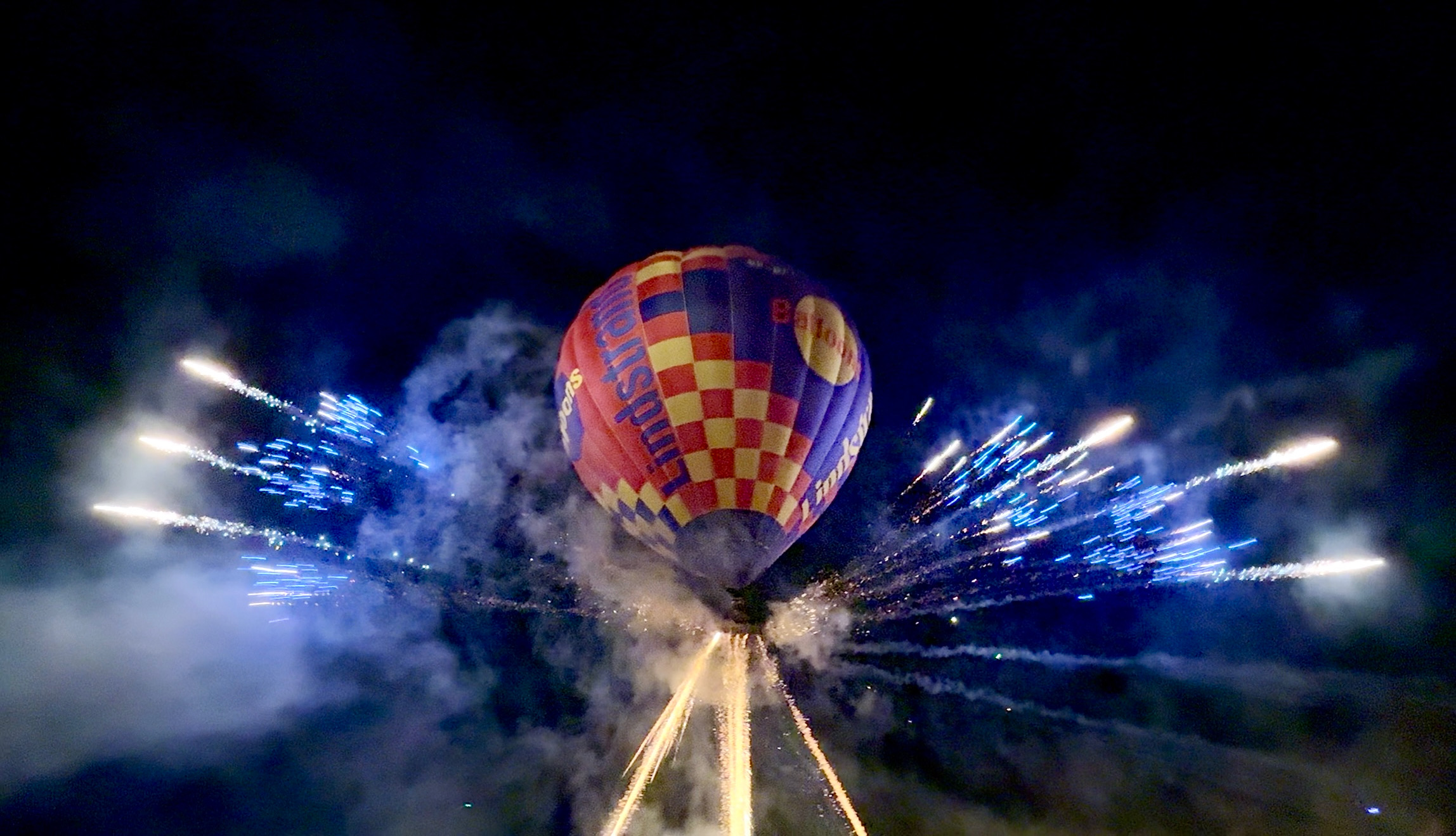 pokaz pirotechniczny z balonu